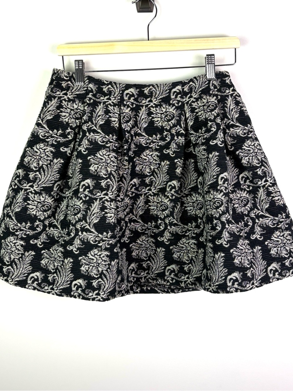 Alice & Olivia Black and silver Floral Jacquard Skirt size 8
